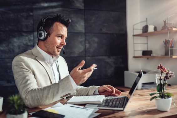 Die perfekte Video Bewerbung in der Corona Krise Mann gibt online Unterricht
