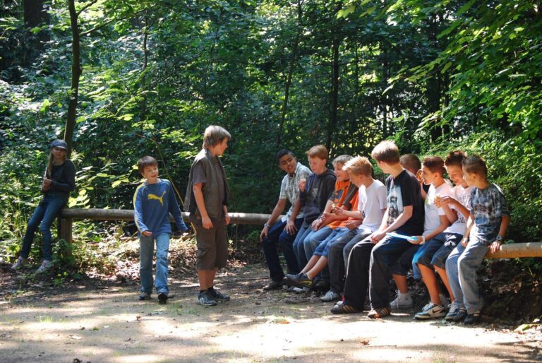 JugendbetreuerIn mit Kindern gruppenleiter weißt kinder an Erklärung Freizeit