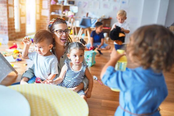Ein Beruf für die Zukunft – KindergartenassistentIn und HortassistentIn werden