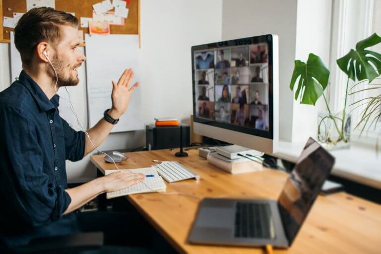 Die DaF Ausbildungen Übersicht und Weitere Informationen Daf Ausbildungen Beispiel bild Mann in online Ausbildung